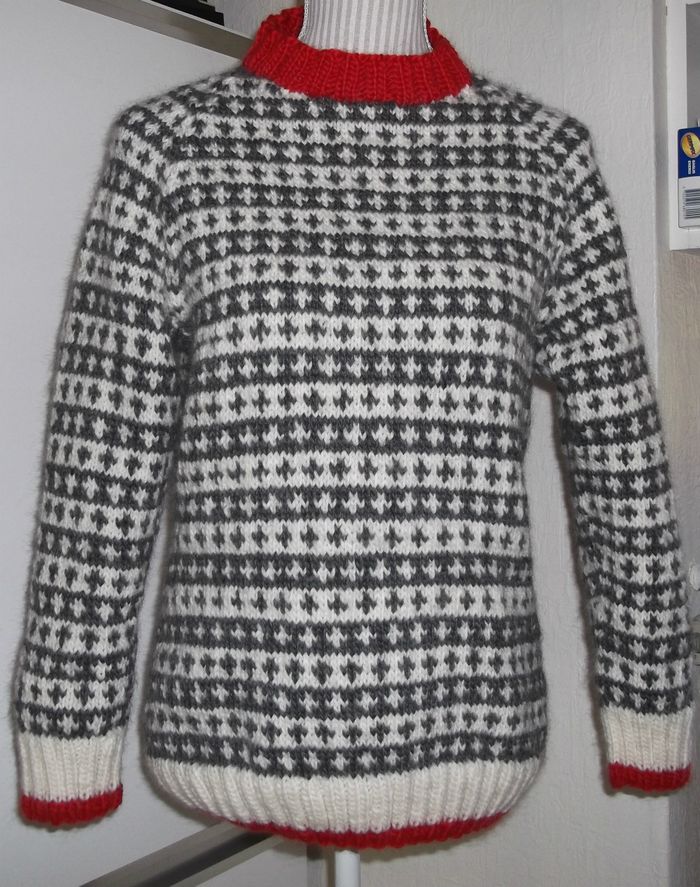Sweater med raglanærmer og mønster. Strikket i Inca Wool 100% uld.
Strikkes på bestilling.